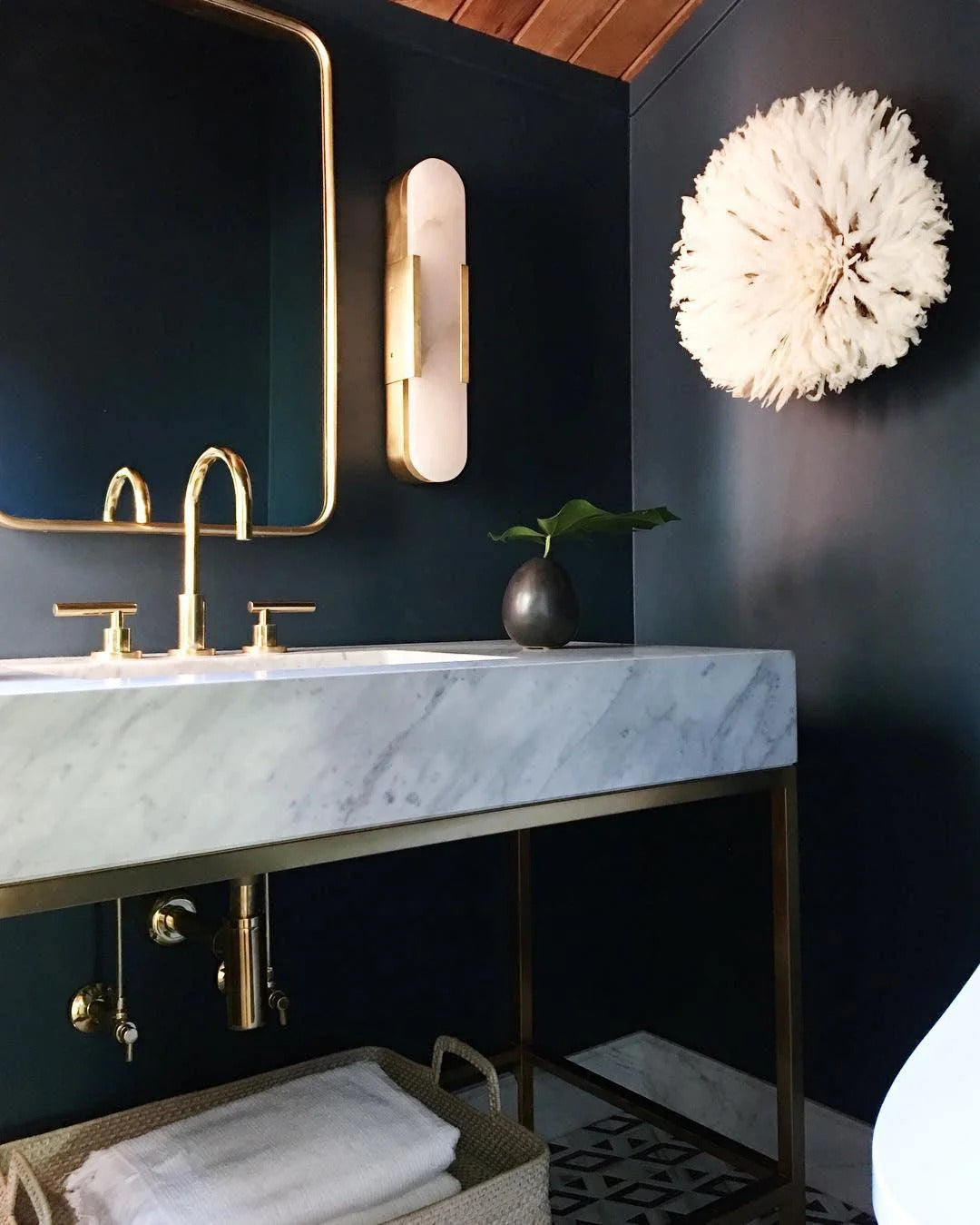 Minimalist Wall Sconce – Rounded Rectangular Shade