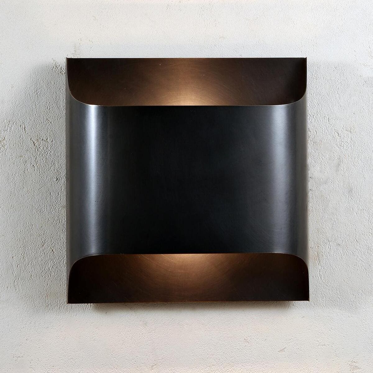 Art Deco Wall Sconce Featuring Smooth Contour