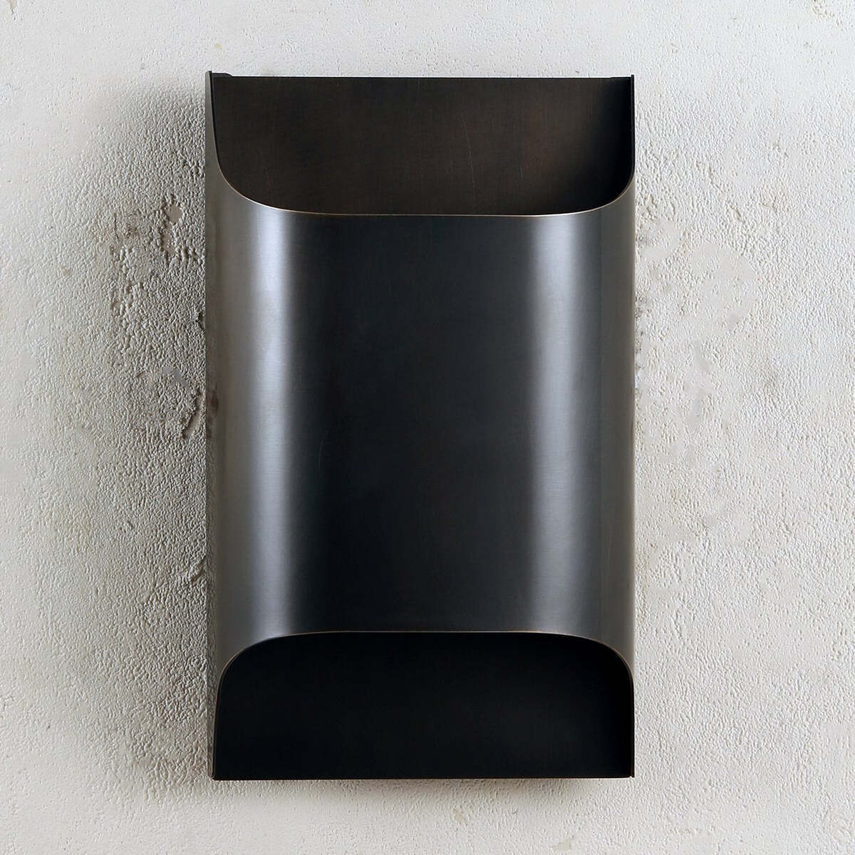 Art Deco Wall Sconce Featuring Smooth Contour