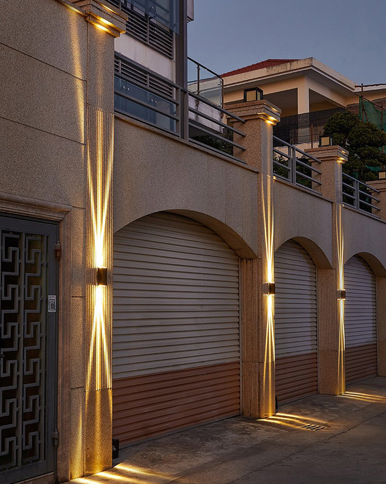 Minimalist Outdoor Wall Lamp – Black, Steady Up & Down Light