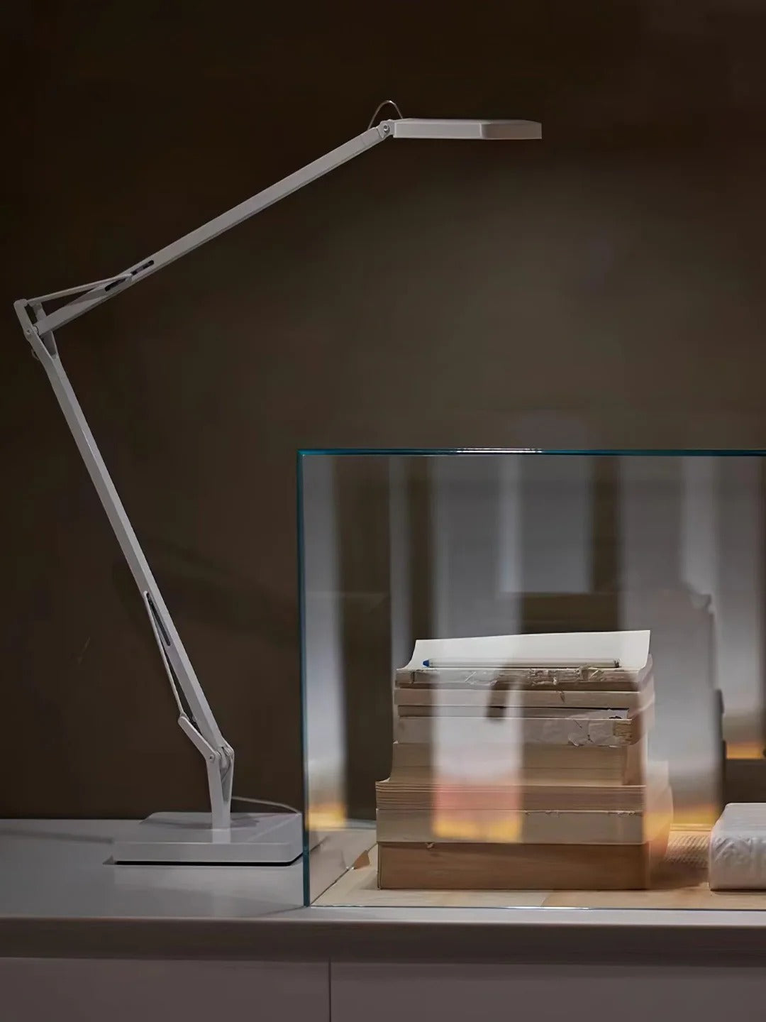 Minimalist Desk Lamp – Adjustable Geometric LED