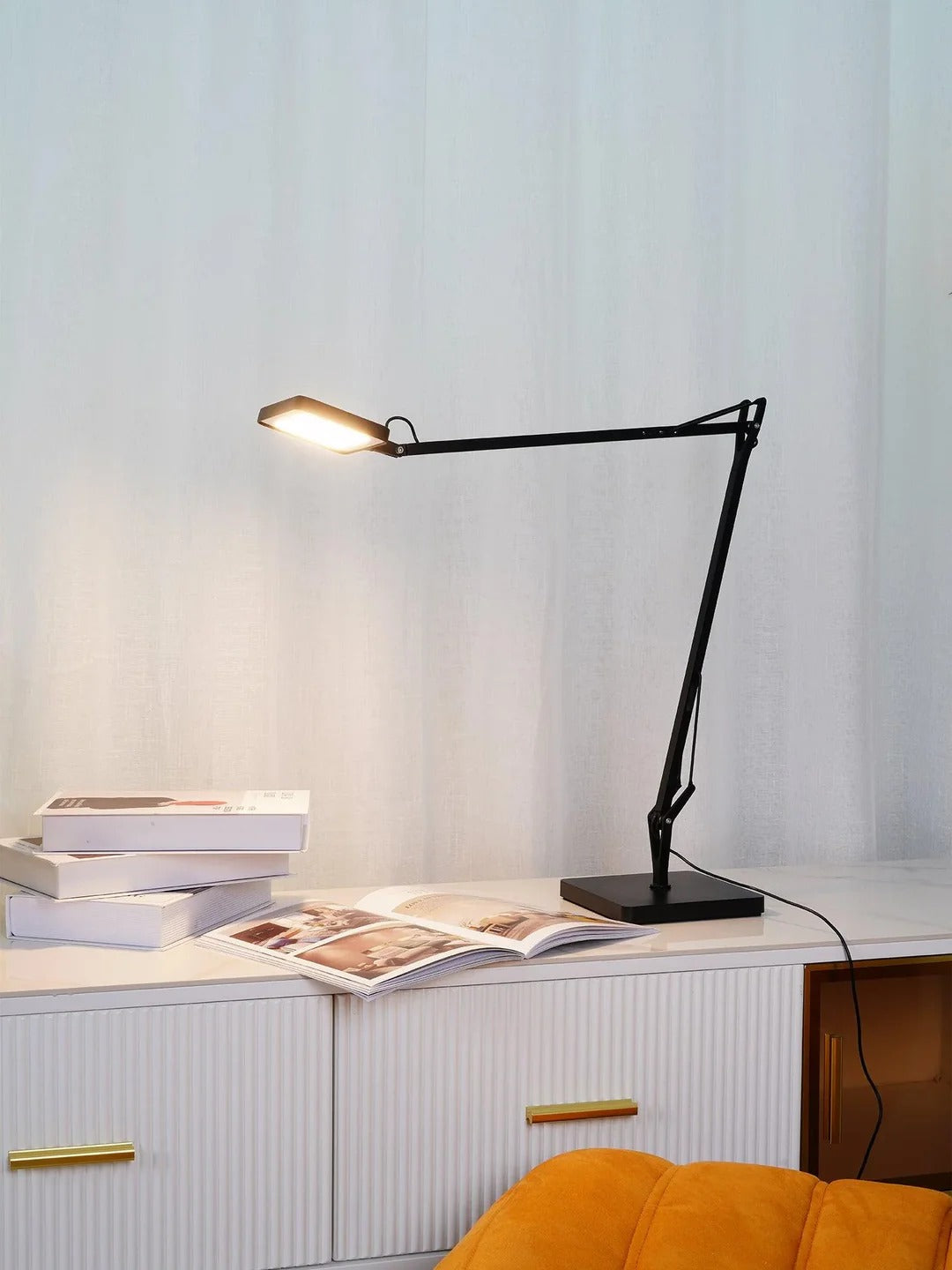 Minimalist Desk Lamp – Adjustable Geometric LED
