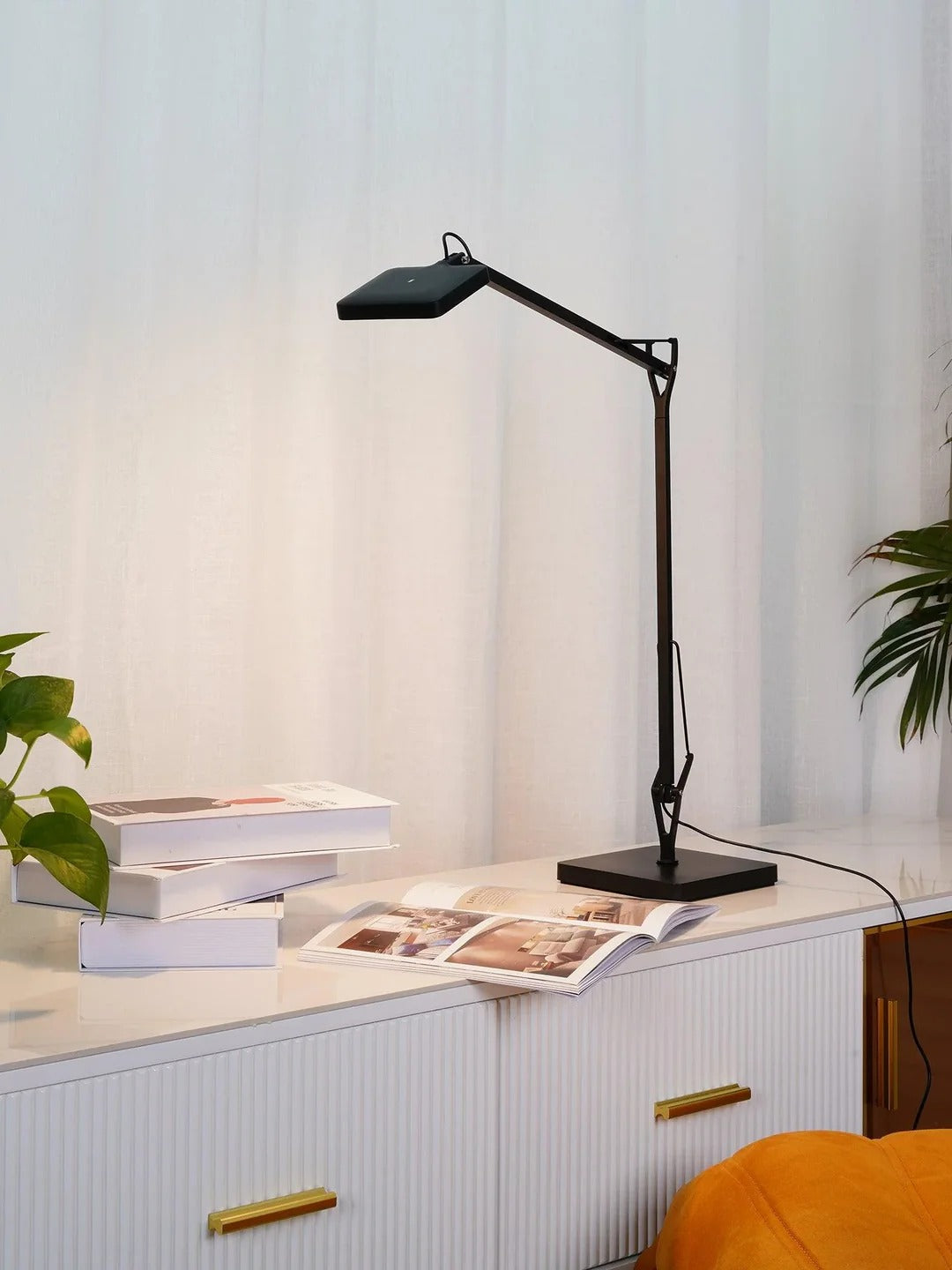 Minimalist Desk Lamp – Adjustable Geometric LED