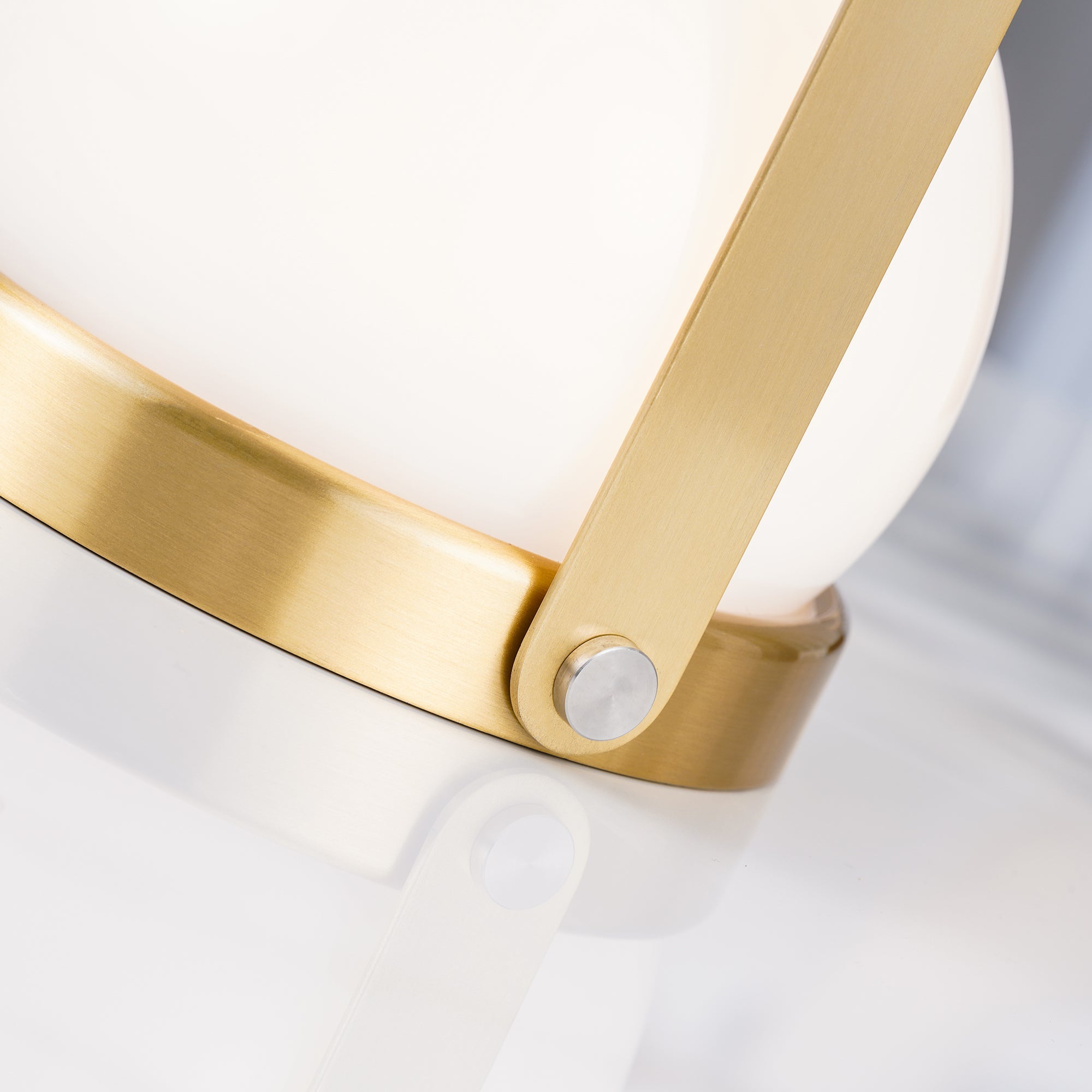 Minimalist Spherical – Cordless LED Table Lamp