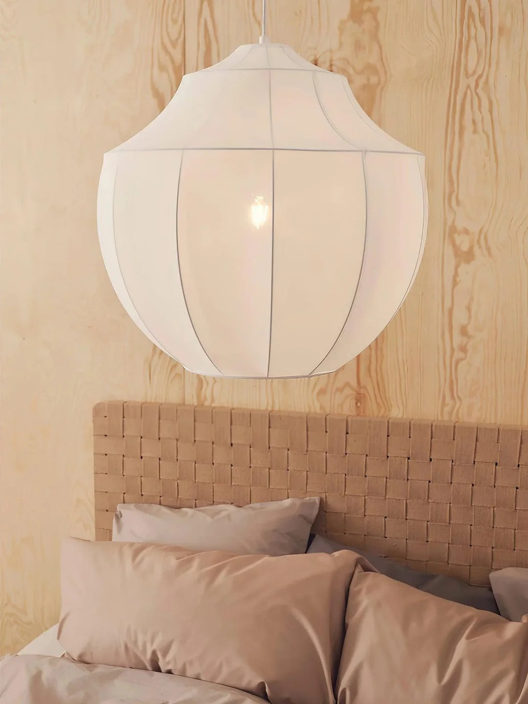 Sophisticated Mesh Pendant Light with Sleek Design