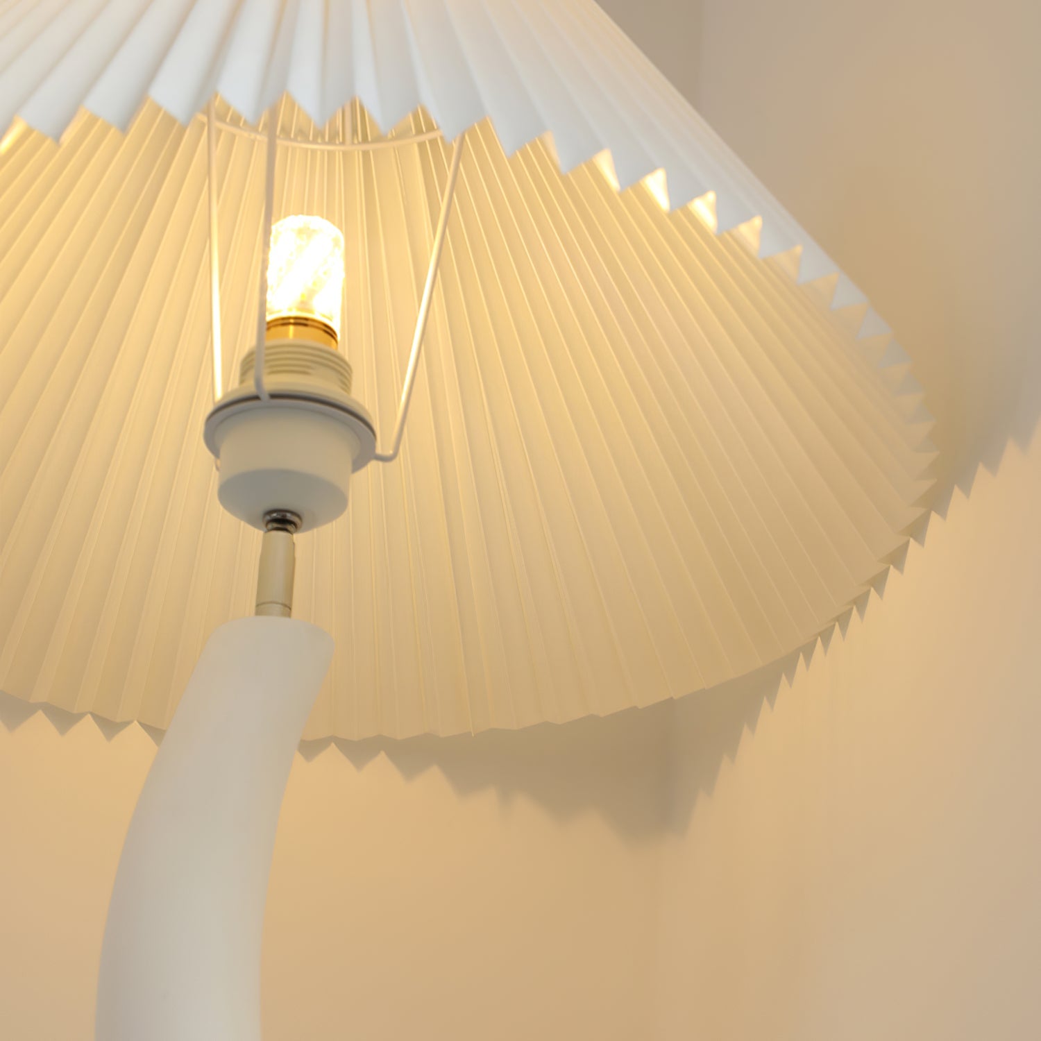Minimalist Floor Lamp with Twisting Column Design