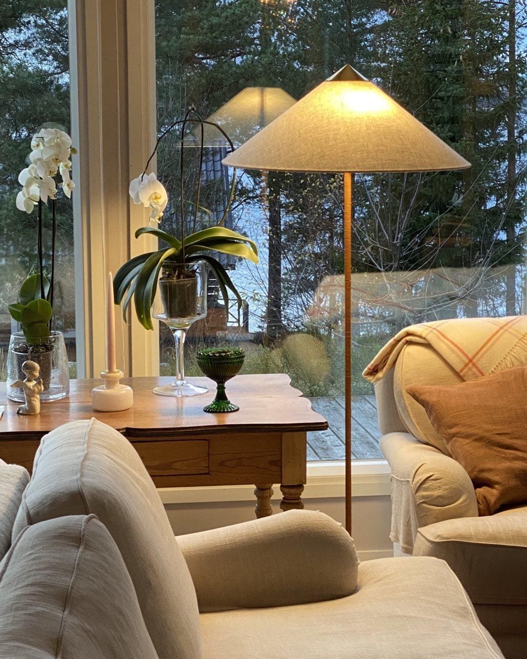 Vintage Chinese Hat Floor Lamp – Ambient Light for Any Room