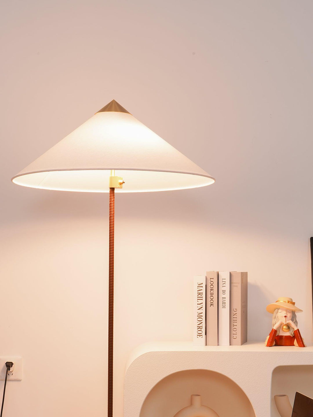 Vintage Chinese Hat Floor Lamp – Ambient Light for Any Room