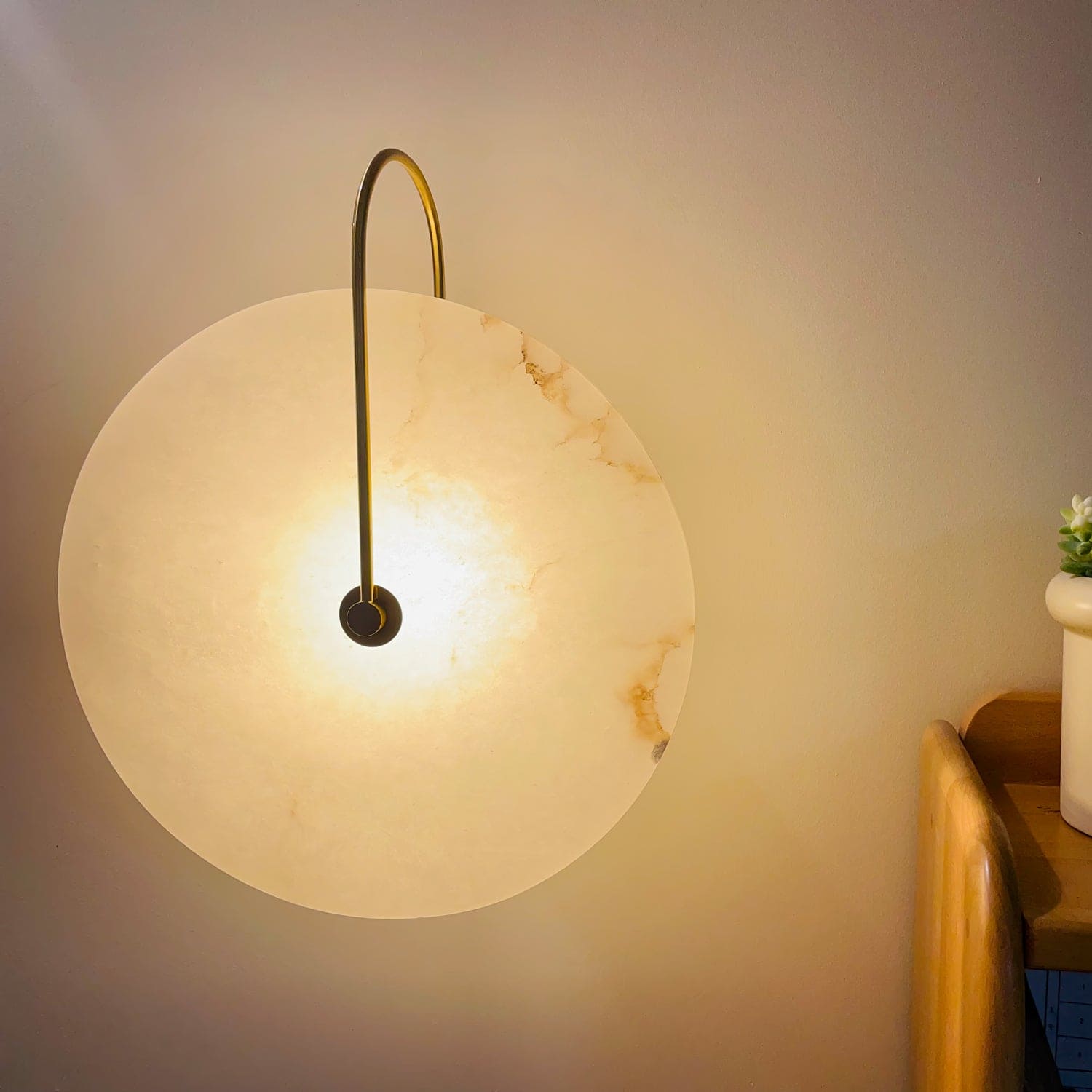 Alabaster LED Wall Lamp – Modern Design & Warm Light