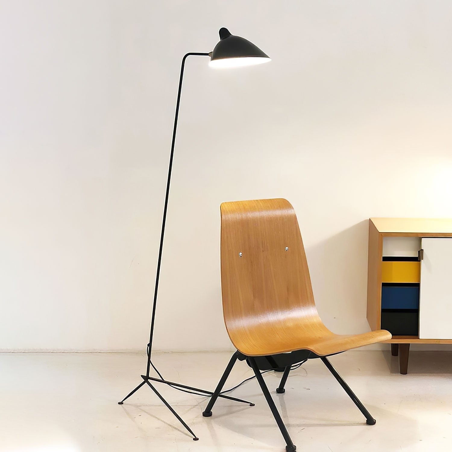 Contemporary Floor Lamp – Sculptural Black Design