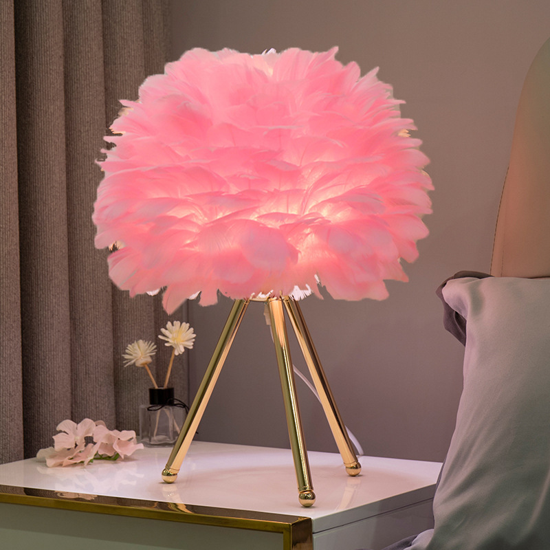 Elegant Feather Tripod Lamp – Luxurious Bedroom Lighting