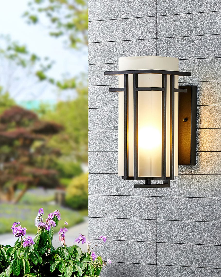 Elegant Outdoor Wall Lantern – Traditional Design, LED Lighting