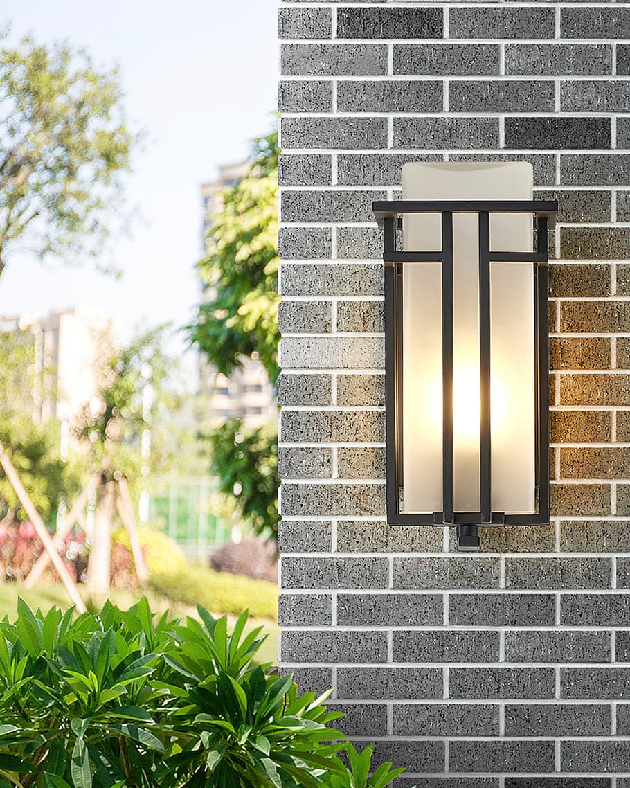 Elegant Outdoor Wall Lantern – Traditional Design, LED Lighting