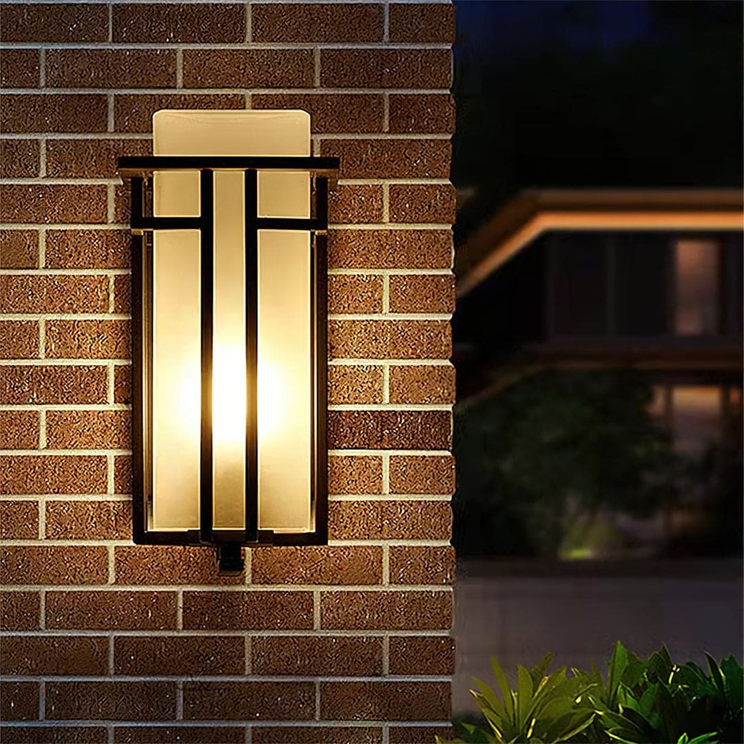 Elegant Outdoor Wall Lantern – Traditional Design, LED Lighting