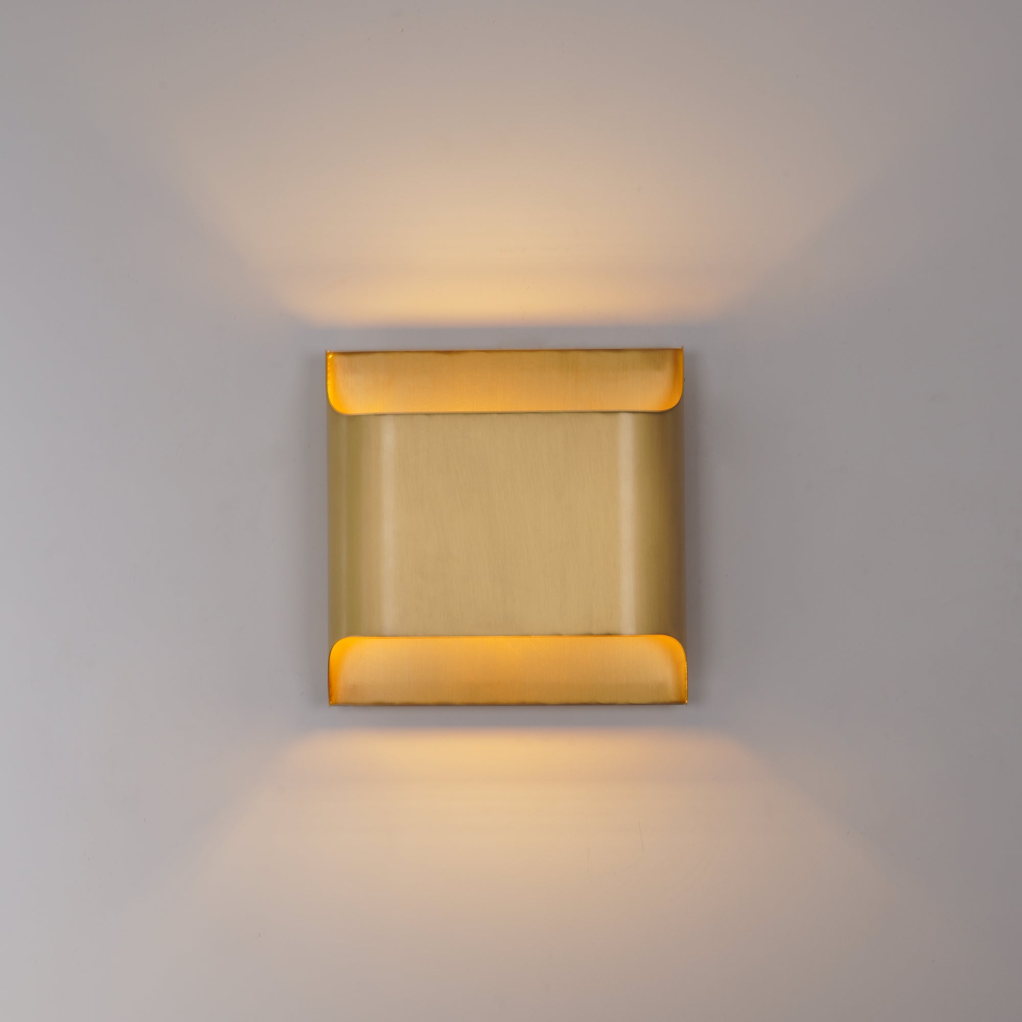 Minimalist Brass Wall Sconce – Timeless Design