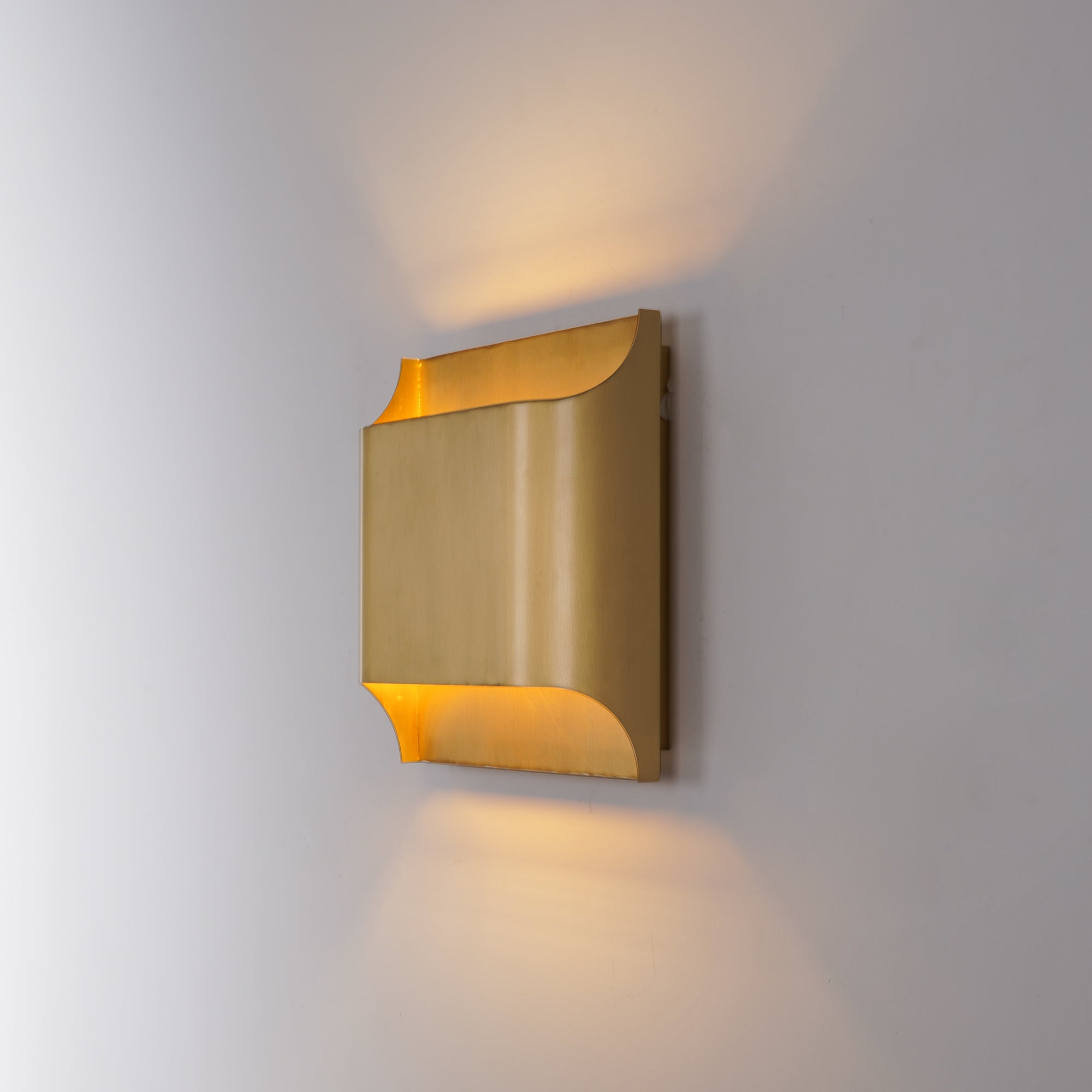 Minimalist Brass Wall Sconce – Timeless Design