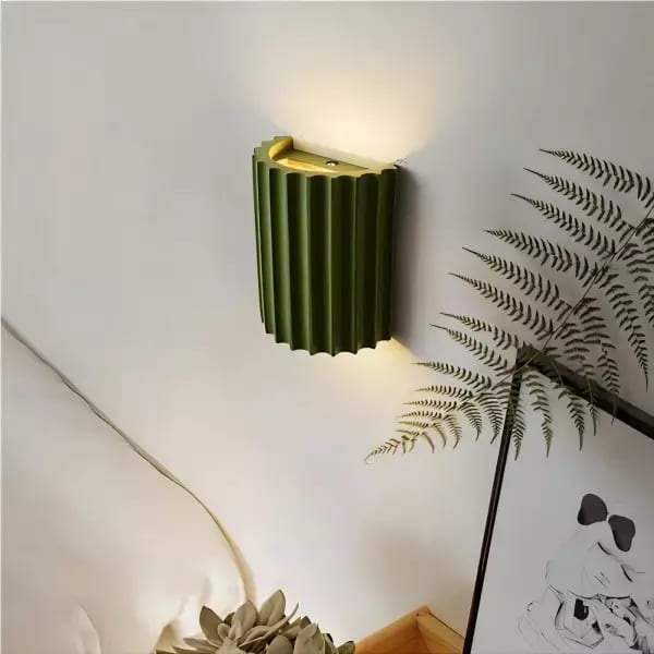 Modern Fluted Wall Sconce – Elegant Resin Material