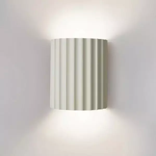 Modern Fluted Wall Sconce – Elegant Resin Material