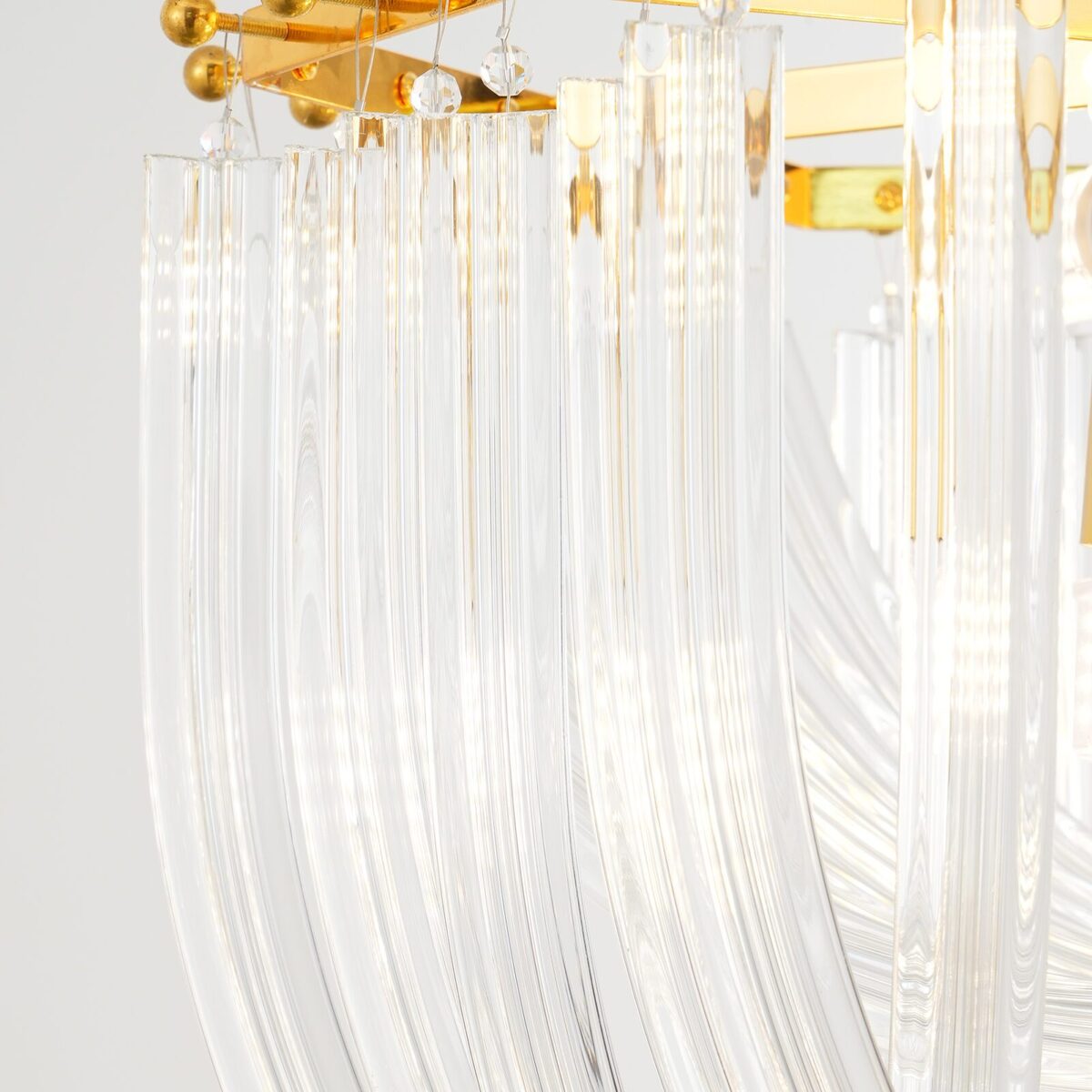 Murano Glass Chandelier – Opulent Refractive Curved Design