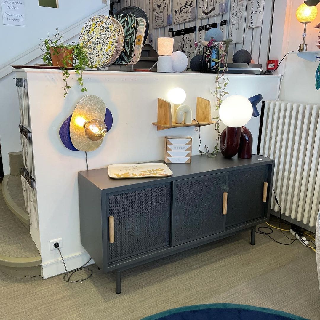 Contemporary Table Lamp with Voluminous N-Shaped Base