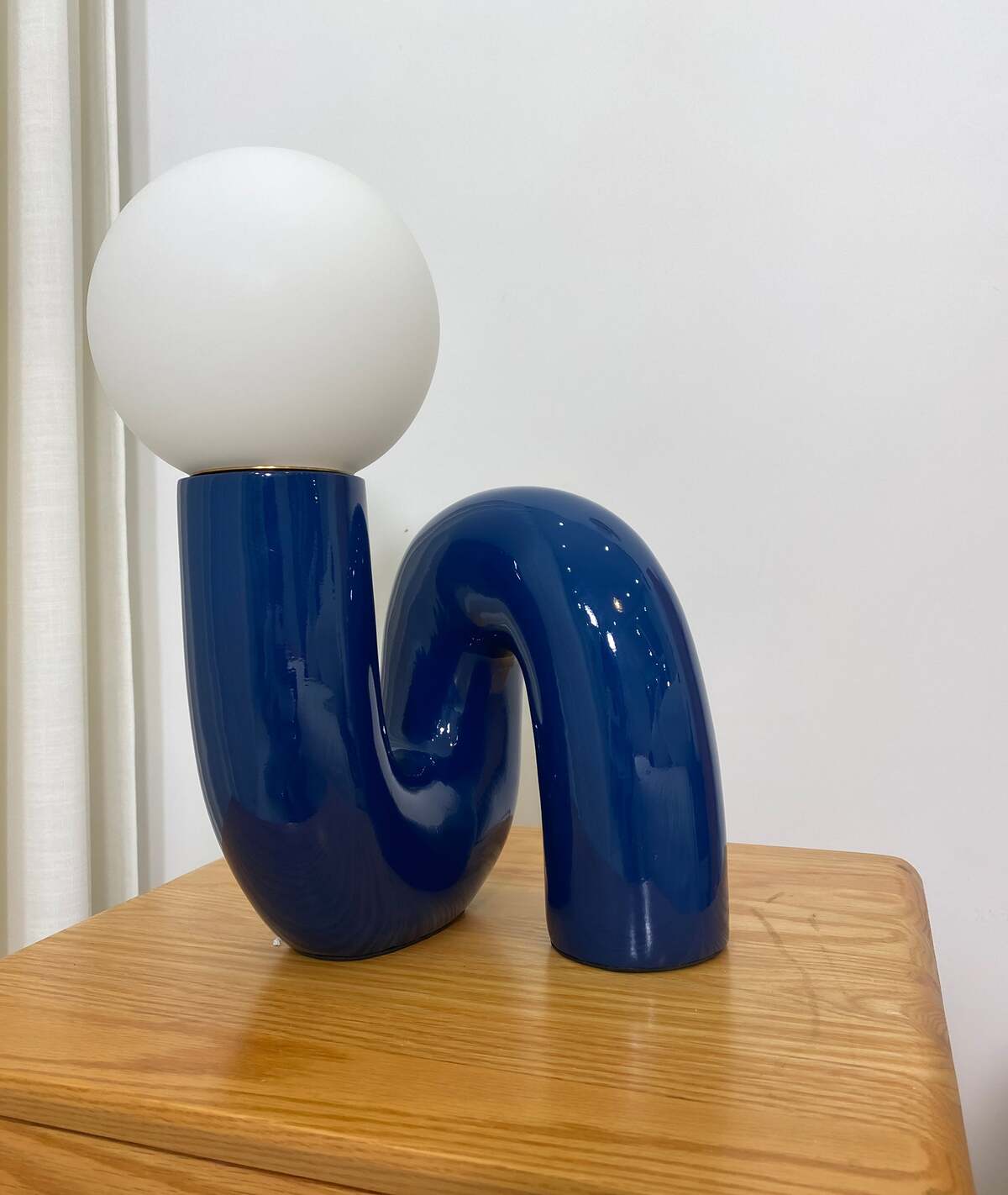 Contemporary Table Lamp with Voluminous N-Shaped Base