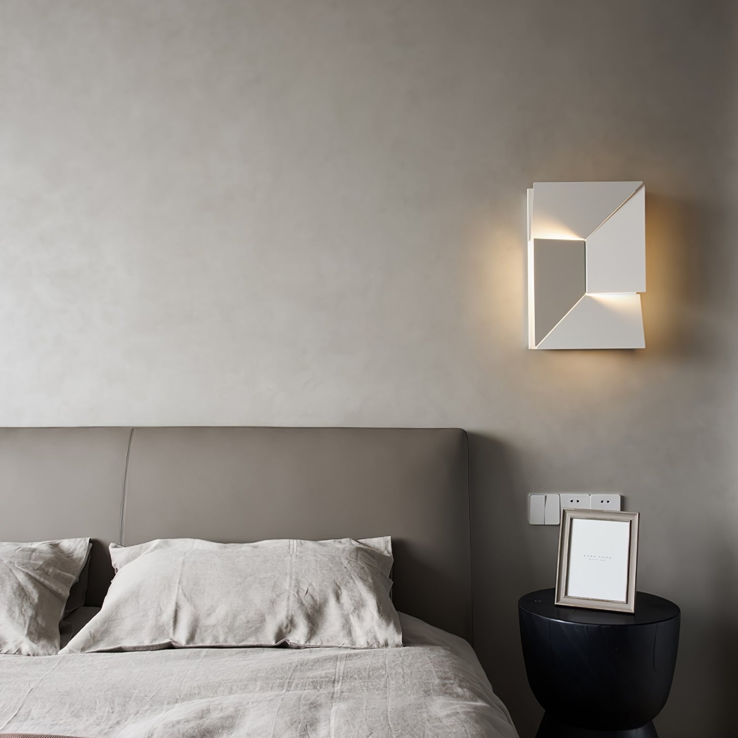 Stylish Italian Wall Sconce – Modern LED Design