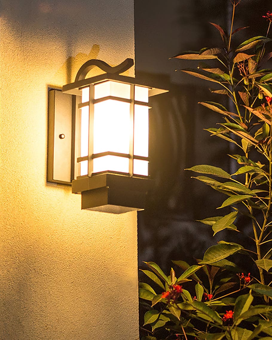 Traditional Outdoor Wall Lantern – Vintage Aesthetic, Weather-Resistant