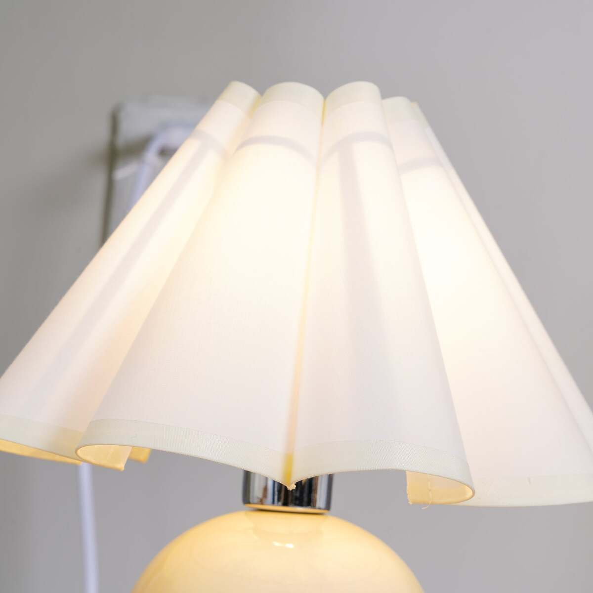 Vintage Plaid Table Lamp – Pleated Linen Shade