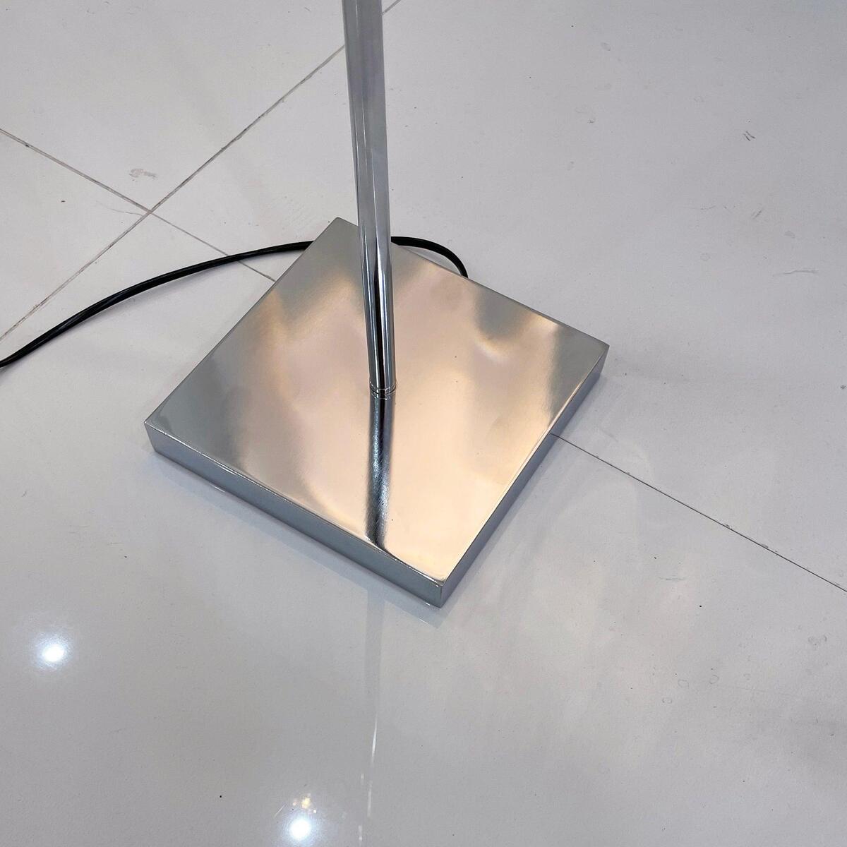 Wa Wa Floor Lamp – Adjustable Light Effects